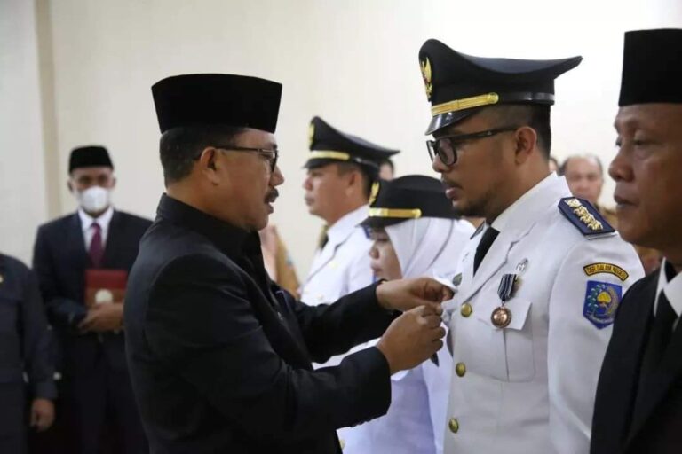 Sekdakab Lamsel,  Laksanakan Pelantikan Dan Pengambilan Sumpah Jabatan Administrator Di Lingkungan Pemkab Lampung Selatan