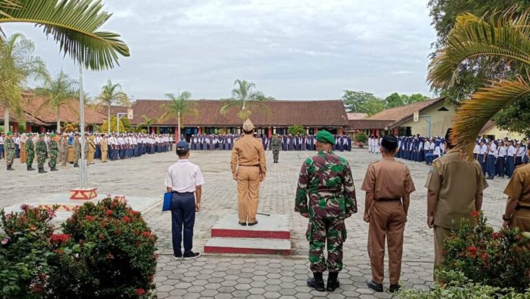 Koramil 421-08/Pls beserta Forcopincam, Laksanakan Upacara Bendera Bersama Siswa SMPN 2 Sragi.