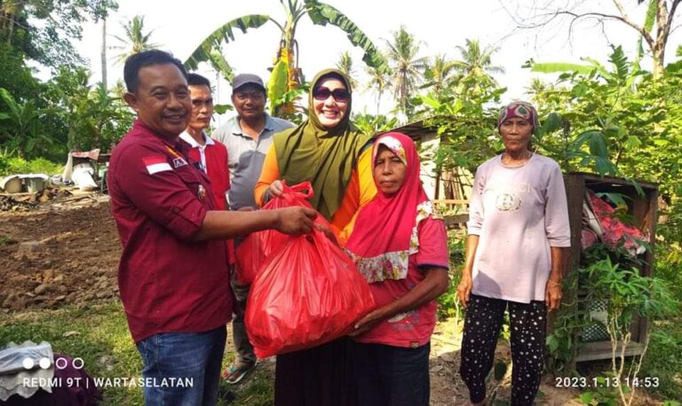 Bupati Lamsel Berikan Bantuan Kepada Korban Rumah Rubuh Di Kecamatan Candipuro.
