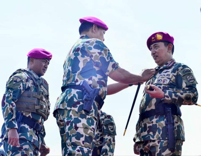 Kapolri Disematkan Menjadi Warga Kehormatan Marinir, Sinergitas TNI-Polri Makin Kokoh