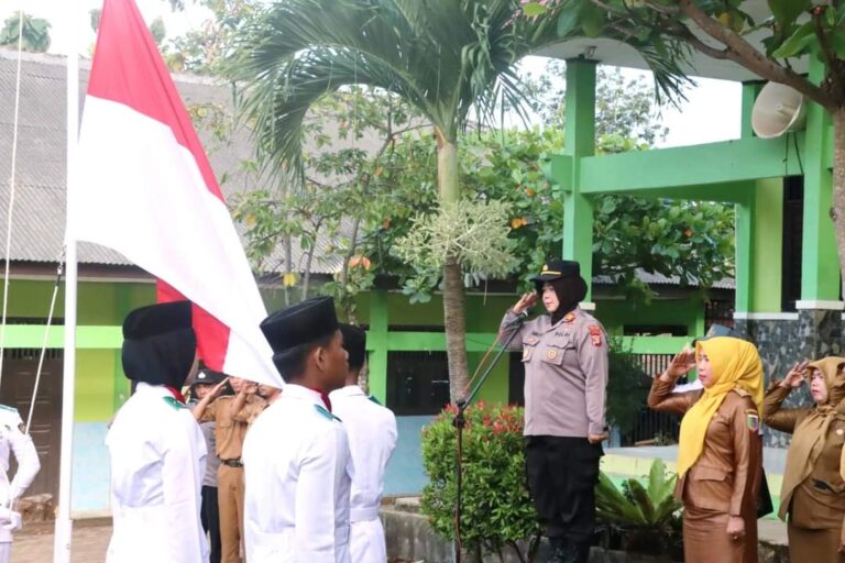 Kasat Binmas Polres Lamsel Pimpin Upacara Bendera Di SMAN 01 Katibung